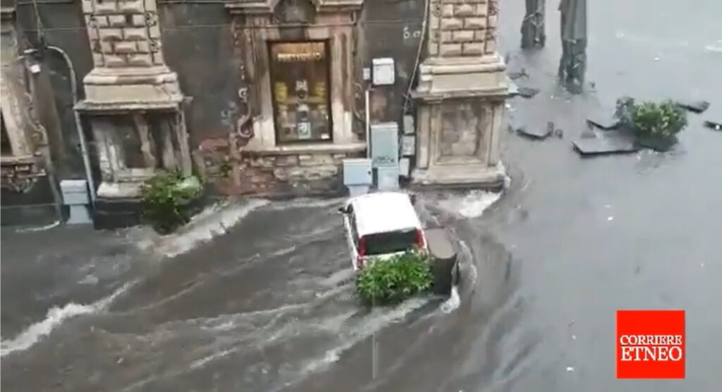 Maltempo A Catania Da Via Etnea In Piazza Duomo Un Fiume In Piena