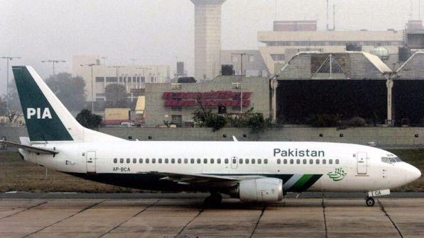 Pakistan, il 40% dei piloti in servizio usa licenze false: ministro ferma 150 piloti dopo incidente aereo