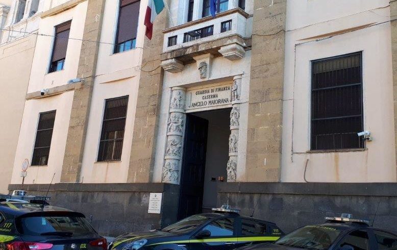 Mafia, Finanzieri sequestrano beni a genero e figlia del boss Mazzei: 3 appartamenti e un bar