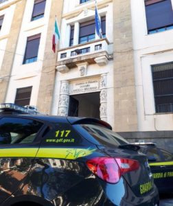 Mafia, Finanzieri sequestrano beni a genero e figlia del boss Mazzei: 3 appartamenti e un bar