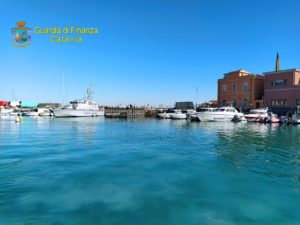 Uomini delle Fiamme Gialle etnee alla fine di un’operazione notturna hanno sequestrato una tonnellata circa di pescato illegale. Si tratta di 6 esemplari di tonno roso sequestrato ad Aci Trezza, frazione marinara di Aci Castello. Durante un’attività di controllo sulla filiera della pesca i militari hanno intercettato un veicolo furgonato che è stato fermato e sottoposto a ispezione. All'interno del furgone sono stati trovati sei esemplari di tonno rosso, per un peso complessivo di 1120 chili. Il conducente e l’occupante del mezzo non hanno potuto fornire la documentazione prevista dalla normativa comunitaria e nazionale specifica per il tonno rosso, che serve a identificare la provenienza del prodotto ittico. È scattato quindi il sequestro con conseguente contestazione di una sanzione amministrativa. L’attività eseguita dai militari della Guardia di Finanza di Catania è diretta a interrompere il mercato clandestino, che viene alimentato dalle catture illecite non documentate. Da qualche anno, la domanda del mercato internazionale di tonno rosso registra un considerevole aumento e, di conseguenza, ciò ha fatto moltiplicare le catture, per lo più illegali. La pesca di questa specie è consentita, infatti, a un numero ristretto di imbarcazioni in possesso di permesso speciale ed è vigilata secondo un rigido sistema di controllo normativo previsto, tra l’altro, dall’Unione Europea che ha adottato misure restrittive, in linea con le leggi internazionali, per regolamentarne le catture negli stati membri. Gli esemplari sequestrati dopo essere stati visionati dai veterinari dell’Asp di Catania sono stati dichiarati non destinabili al consumo umano e consegnati in discarica per la distruzione a spese dei responsabili.