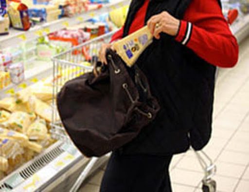 Catania, ragazze terribili facevano la spesa ‘gratis’ al supermercato: una arrestata, denunciata la minore