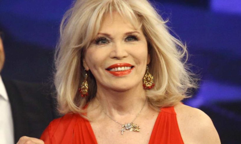 Cinema, per Amanda Lear un cameo al cinema dopo il lockdown in Provenza: “Non mi considero una grande cantante”