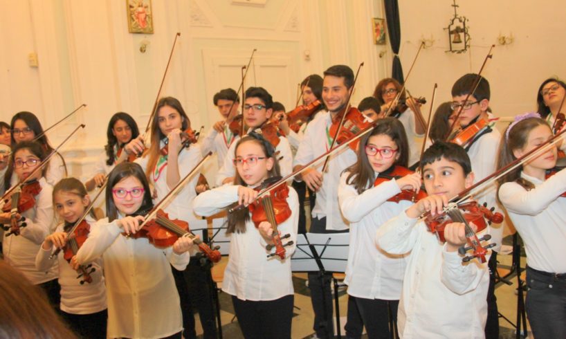 Adrano, l’orchestra ‘Falcone e Borsellino’ non va via dalla scuola: il prefetto sollecita e il Comune salva la faccia