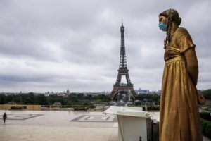 Francia, a Parigi dopo 3 mesi riapre la Torre Eiffel: si sale a piedi e con la mascherina