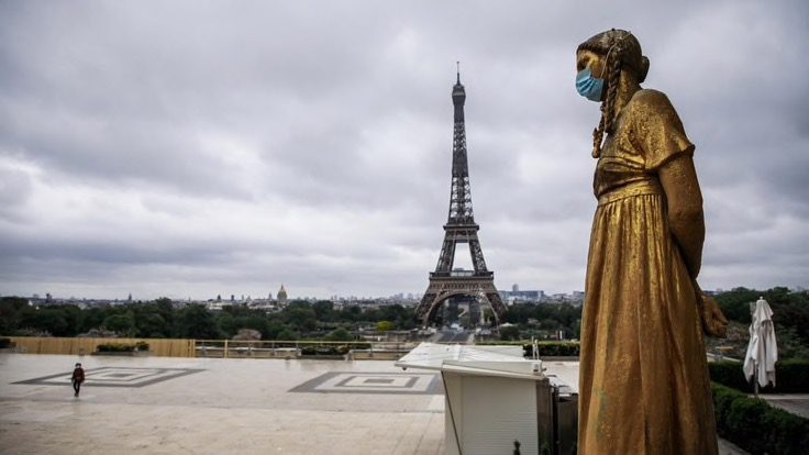 Francia, a Parigi dopo 3 mesi riapre la Torre Eiffel: si sale a piedi e con la mascherina