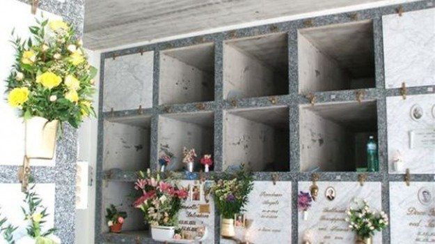 Paternò, il Comune prende in prestito i loculi del cimitero di privati e confraternite: nuova ordinanza del sindaco