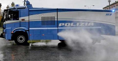 Adrano, giovedì sanificazione delle strade grazie al X Reparto mobile della Polizia di Stato