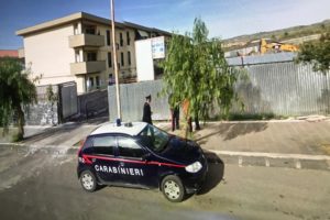 Bronte, 31enne extracomunitario minaccia assistente sociale e danneggia auto dei carabinieri: denunciato