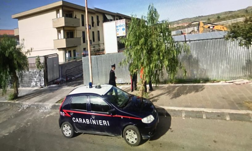 Bronte, 31enne extracomunitario minaccia assistente sociale e danneggia auto dei carabinieri: denunciato