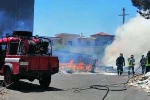 Biancavilla, roghi in via Della Montagna e via Pistola: Vigili del Fuoco al lavoro. Residenti in allarme