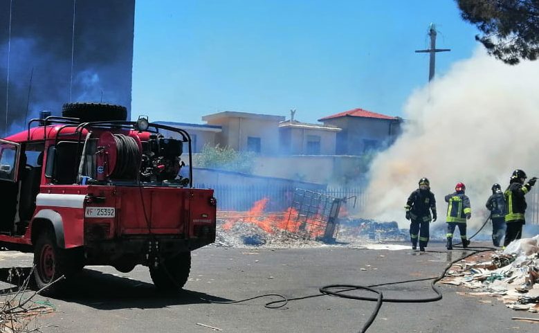 Biancavilla, roghi in via Della Montagna e via Pistola: Vigili del Fuoco al lavoro. Residenti in allarme