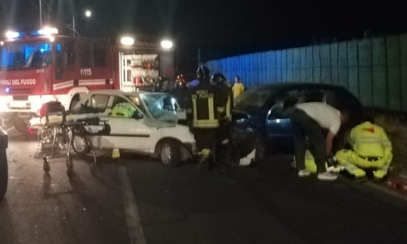 Motta S. Anastasia, scontro tra due auto sulla SP. 13: feriti in maniera non grave i due conducenti