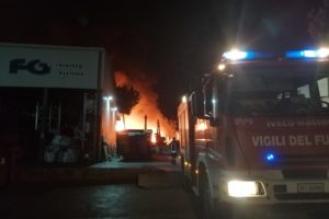 Belpasso, incendio in azienda che smaltisce rifiuti speciali vicina a Etnapolis: incerte le cause del rogo