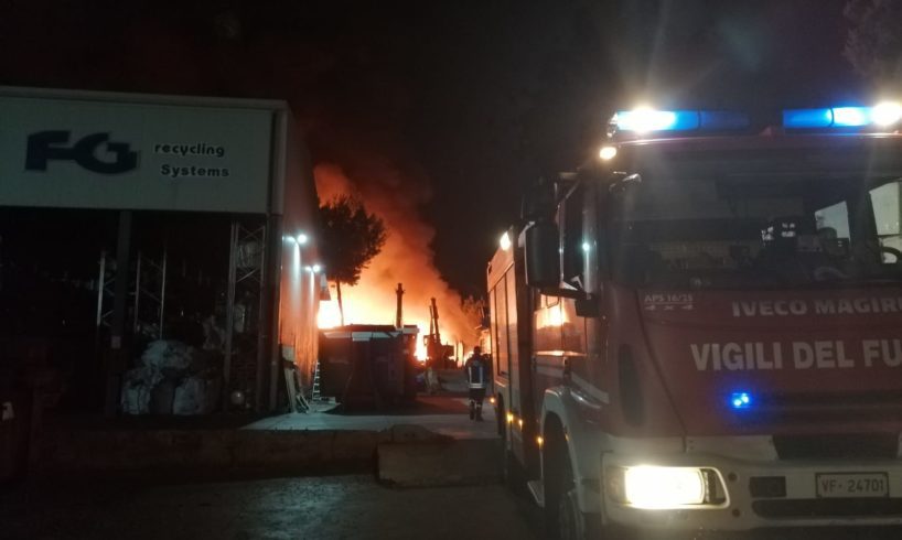 Belpasso, incendio in azienda che smaltisce rifiuti speciali vicina a Etnapolis: incerte le cause del rogo