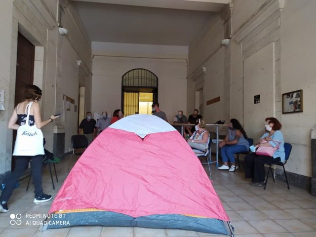 Catania, nove persone denunciate dopo protesta ai Servizi Sociali: giovani del centro sociale montarono una tenda