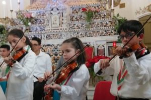 Adrano, stasera l’Orchestra Falcone e Borsellino suona per i 50 anni di sacerdozio di Padre Milazzo: con il Comune pace a condizione che…