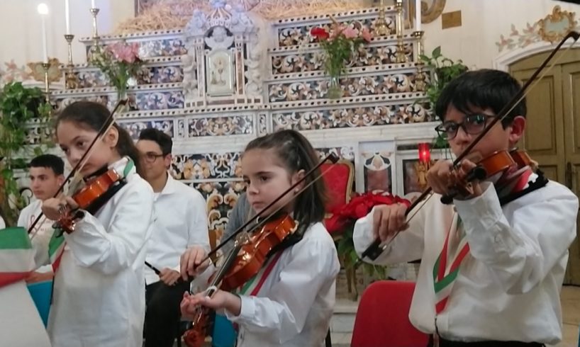 Adrano, stasera l’Orchestra Falcone e Borsellino suona per i 50 anni di sacerdozio di Padre Milazzo: con il Comune pace a condizione che…