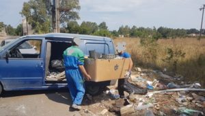 Oasi del Simeto, nel Villaggio ‘The King’ di Vaccarizzo scaricavano materiale inquinante: 4 uomini denunciati dalla Polizia