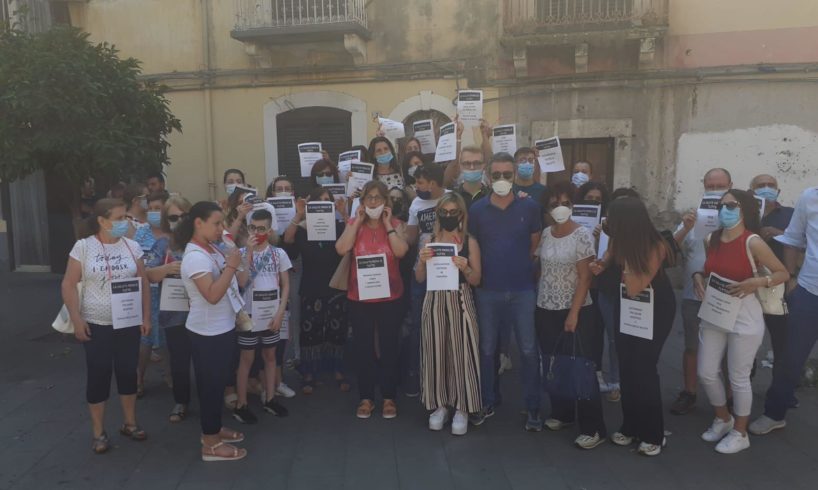 Adrano, in piazza la rabbia del Comitato contro l'antenna di via Branchina: “L’amministrazione ci ha abbandonati”