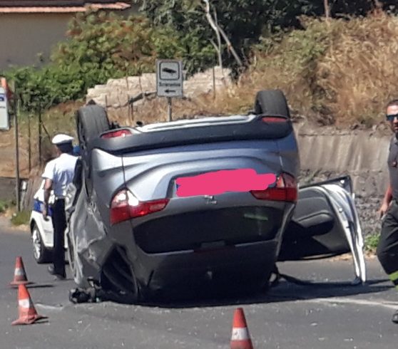 Ragalna, Suv sbatte contro un muro e si capovolge: illesa la guidatrice