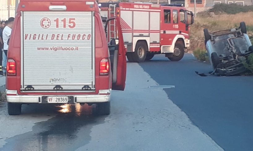 Paternò, in via Messina auto urta marciapiede e si capovolge: ferite due donne e una bambina