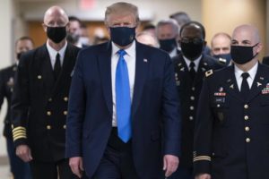 Il presidente degli Stati Uniti Donald Trump è apparso in pubblico ieri indossando per la prima volta una mascherina dopo lunghe resistenze, proprio nel giorno in cui gli Usa hanno segnato il record di nuovi contagi da coronavirus in un solo giorno arrivando a quasi 66.600 nuovi casi. L'inquilino della Casa Bianca ha indossato la mascherina durante una visita al Walter Reed National Military Medical Center nel Maryland. "Non sono mai stato contro le mascherine, ma credo che si debbano valutare tempo e luogo", ha detto Trump prima di lasciare la Casa Bianca per la visita. La foto del Presidente è arrivata quando numerosi Stati hanno registrato un aumento di nuovi casi, con ricoveri ospedalieri e morti in crescita, in un momento in cui altre nazioni stanno riuscendo a contenere nuovi focolai. La Florida, uno degli stati che vede picchi acuti, ha riportato ieri più di 10.000 casi in un giorno e 93 nuovi decessi. Anche in Texas sono stati registrati più di 10.000 contagi in 24 ore, dato mai così alto, e la Georgia ha superato il proprio record di nuove infezioni con oltre 4.000 casi in un solo giorno.