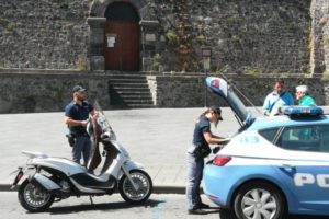 Adrano, controlli della Polizia per l’uso del casco: sanzioni a quota 100