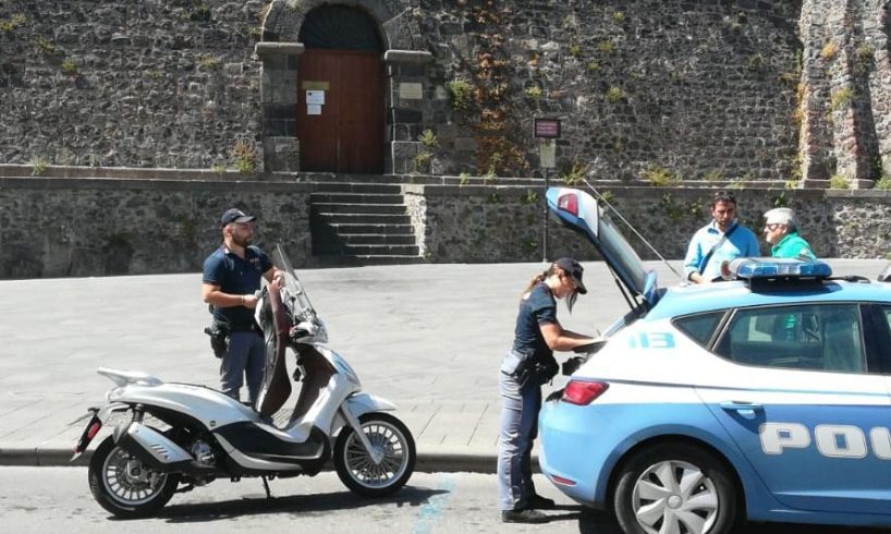 Adrano, controlli della Polizia per l’uso del casco: sanzioni a quota 100