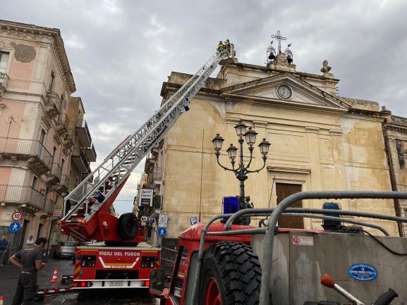 Paternò, danni per il maltempo: fiumi d'acqua per le strade e negozi allagati