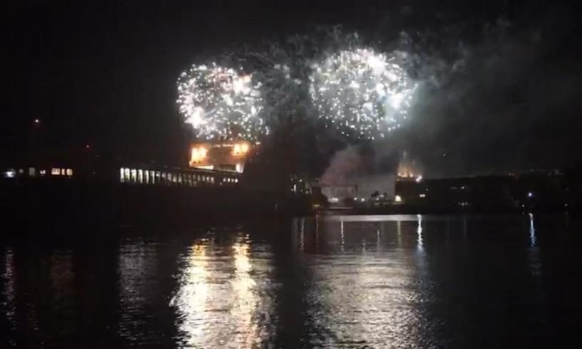 Ha fatto esplodere i fuochi d'artificio nel lungomare di Catania in segno di buon auspicio per il suo futuro matrimonio: è quanto egli stesso ha dichiarato spontaneamente alla Polizia che lo ha denunciato per accensioni ed esplosioni pericolose.