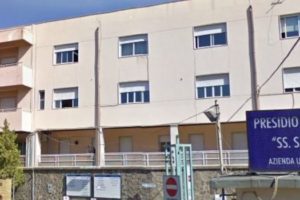 Ancora un'aggressione all'ospedale 'Santissimo Salvatore' di Paternò. A subire l'azione di un energumeno - ieri, intorno alle 7.30 - sono state due operatrici impegnate nella gestione degli utenti che vanno in ospedale. Le due operatrici, addette a regolare l'entrata di visitatori e pazienti nell'ingresso principale del nosocomio, stavano controllando con il termoscanner la temperatura corporea. Ad un certo punto sono state aggredite da un uomo che per motivi ancora da chiarire è andato in escandescenza. L'aggressore si è scagliato contro le due donne rovesciando addosso a loro la struttura (una sorta di bancone) dietro le quali le donne erano sedute. A denunciare l'ennesimo fatto di violenza i componenti della segretaria provinciale della Uil Fpl Stefano Passarello, Orazio Lopis e Pippo Palumbo. L’aggressione è avvenuta ieri all’ingresso principale del 'Santissimo Salvatore'. A riportare la calma dapprima i Carabinieri della Compagnia di Paternò e successivamente gli agenti della locale Polizia municipale. L’uomo è stato condotto al Pronto soccorso per le cure del caso. Anche le due donne sono state costrette a ricorrere alle cure dei sanitari; hanno subito delle “lesioni personali- scrivono i sindacalisti in una nota stampa - con prognosi di diversi giorni. Appare urgente e necessario intervenire con valide soluzioni che permettano il sicuro e protetto svolgimento dell’attività lavorativa di tutto il personale sanitario e amministrativo”. La Uil Fpl ha chiesto all'Azienda Sanitaria Provinciale un servizio permanente di vigilanza H24 essenziale per la tutela e sicurezza dei lavoratori del 'Santissimo Salvatore'. Allo stato attuale in ospedale c'è soltanto un vigilante al Pronto Soccorso, in servizio dalle ore 8 del mattino fino alle 20 di sera. In pratica durante la notte in ospedale può succedere uno di tutto.