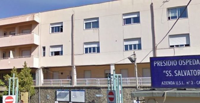 Ancora un'aggressione all'ospedale 'Santissimo Salvatore' di Paternò. A subire l'azione di un energumeno - ieri, intorno alle 7.30 - sono state due operatrici impegnate nella gestione degli utenti che vanno in ospedale. Le due operatrici, addette a regolare l'entrata di visitatori e pazienti nell'ingresso principale del nosocomio, stavano controllando con il termoscanner la temperatura corporea. Ad un certo punto sono state aggredite da un uomo che per motivi ancora da chiarire è andato in escandescenza. L'aggressore si è scagliato contro le due donne rovesciando addosso a loro la struttura (una sorta di bancone) dietro le quali le donne erano sedute. A denunciare l'ennesimo fatto di violenza i componenti della segretaria provinciale della Uil Fpl Stefano Passarello, Orazio Lopis e Pippo Palumbo. L’aggressione è avvenuta ieri all’ingresso principale del 'Santissimo Salvatore'. A riportare la calma dapprima i Carabinieri della Compagnia di Paternò e successivamente gli agenti della locale Polizia municipale. L’uomo è stato condotto al Pronto soccorso per le cure del caso. Anche le due donne sono state costrette a ricorrere alle cure dei sanitari; hanno subito delle “lesioni personali- scrivono i sindacalisti in una nota stampa - con prognosi di diversi giorni. Appare urgente e necessario intervenire con valide soluzioni che permettano il sicuro e protetto svolgimento dell’attività lavorativa di tutto il personale sanitario e amministrativo”. La Uil Fpl ha chiesto all'Azienda Sanitaria Provinciale un servizio permanente di vigilanza H24 essenziale per la tutela e sicurezza dei lavoratori del 'Santissimo Salvatore'. Allo stato attuale in ospedale c'è soltanto un vigilante al Pronto Soccorso, in servizio dalle ore 8 del mattino fino alle 20 di sera. In pratica durante la notte in ospedale può succedere uno di tutto.