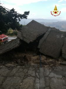 Bomba d’acqua tra Ramacca e Scordia: Vigili del fuoco salvano anziano in auto