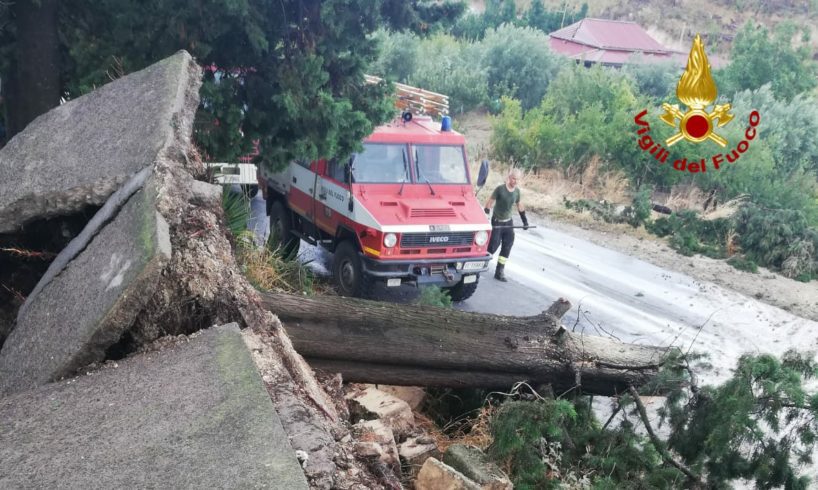 Bomba d’acqua tra Ramacca e Scordia: Vigili del fuoco salvano anziano in auto