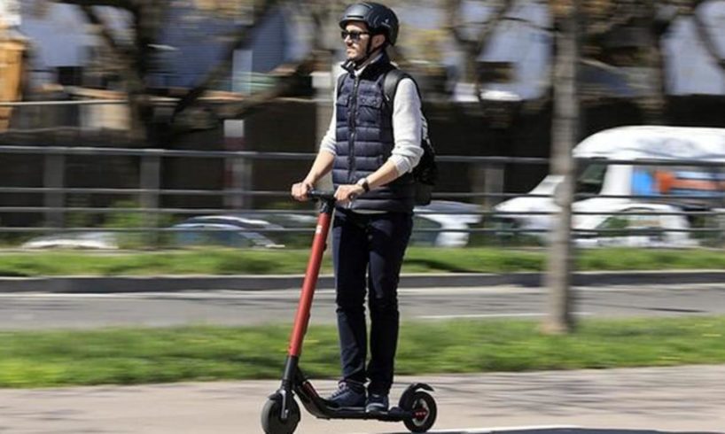 Obbligo del casco per chi guida un monopattino: lo chiede l’assessore lombardo alla Sicurezza dopo l’ennesimo incidente