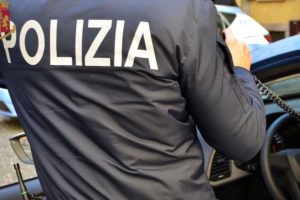 Adrano, non si fermano all’alt e investono i poliziotti: 2 giovani denunciati, uno è minorenne