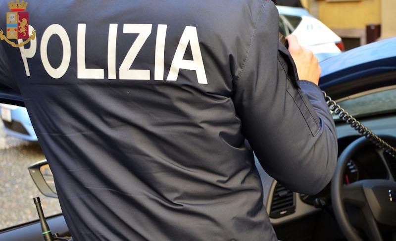 Adrano, non si fermano all’alt e investono i poliziotti: 2 giovani denunciati, uno è minorenne