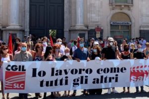 Catania, in scena il flash mob di protesta dei lavoratori dello spettacolo: "Il Governo tuteli la categoria"