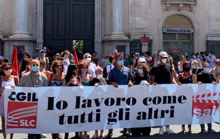 Catania, in scena il flash mob di protesta dei lavoratori dello spettacolo: "Il Governo tuteli la categoria"