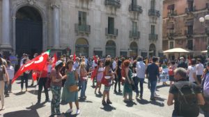 Catania, in scena il flash mob di protesta dei lavoratori dello spettacolo: "Il Governo tuteli la categoria" 