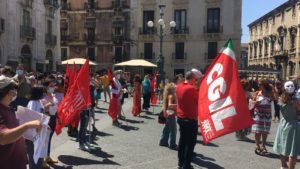 Catania, in scena il flash mob di protesta dei lavoratori dello spettacolo: "Il Governo tuteli la categoria" 