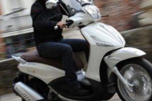 Adrano, senza casco fugge alla vista della Polizia: 22enne denunciato. Era senza patente e assicurazione