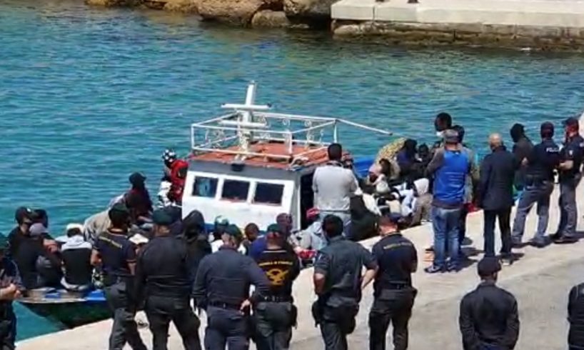 Migranti, in Sicilia è caos: il ministro Lamorgese manda l’esercito. Musumeci: “Fare in fretta”