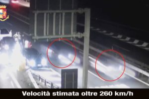 L’A19 Catania-Palermo trasformata in autodromo: la notte dell’11 luglio due Bmw a 260 km/h. Auto sequestrate (VIDEO)