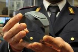 Adrano, braccialetto al marito stalker: 29enne tormentava la moglie dopo la separazione