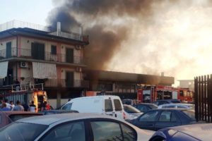 Paternò, incendio in capannone industriale di c.da Tre Fontane: incerte le cause del rogo