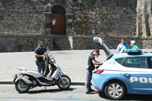 Adrano, prosegue attività della Polizia ai ‘senza casco’: 80 i trasgressori sanzionati. Denunciato 31enne senza patente e assicurazione