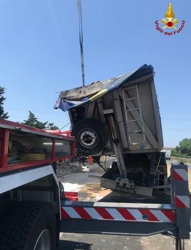 Adrano, camion si ribalta sulla SP 94: i due feriti sono di Centuripe