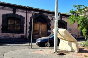 Paternò, una ‘installazione’ davanti al museo archeologico: un materasso per i sonni tranquilli dell’inciviltà